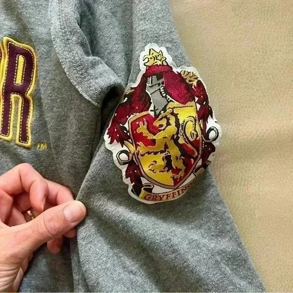 Authentic Universal Studios Harry Potter Gryffindor House sweatshirt Crewneck - Picture 8 of 9